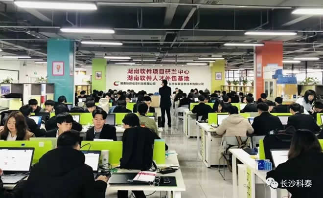 北大青鸟科泰学员正在学习中